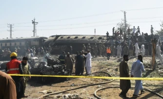Des membres de services de sécurité pakistanais sur les lieux d'une attaque à l'explosif contre un train dans la province instable du Baloutchistan, dans le sud-ouest du Pakistan, le 24 mai 2026 à Quetta