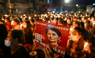 Un portrait de l'ancienne dirigeante birmane Aung San Suu Kyi lors d'un rassemblement pour demander sa libération, à Rangoun le 13 mars 2021 en Birmanie