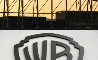 Netflix, le géant du streaming, est en passe de racheter le studio de cinéma et de télévision Warner Bros Discovery, mettant la main sur un immense catalogue de films