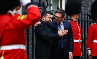 Le Premier ministre britannique Andy Burnham (d) accueille le président ukrainien Volodymyr Zelensky sur le perron de Downing Street, à Londres, le 14 octobre 2026