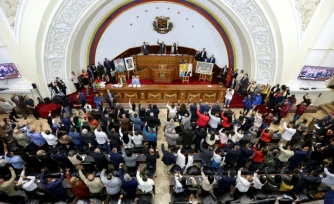 Les membres de l'Assemblée nationale du Venezuela votent en faveur du projet de loi d'amnistie proposé par la présidente par intérim, Delcy Rodríguez, le 5 février 2026 à Caracas