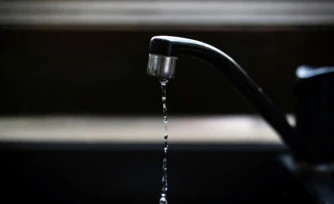 L'eau du robinet de plusieurs communes de France présente des taux de polluants éternels (PFAS) au-dessus des normes destinées à entrer en vigueur, selon une enquête des 44 locales de France Bleu et de la cellule investigation de Radio France
