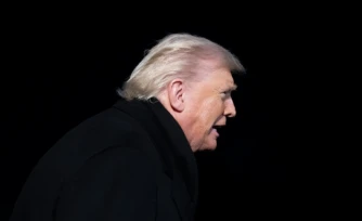 Donald Trump peu avant d'embarquer pour Davos mardi soir à Washington, le 20 janvier 2026.