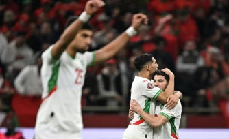 Les Marocains Achraf Hakimi et Brahim Diaz se congratulent aprĂšs le quart de finale victorieux contre le Cameroun, en Coupe d'Afrique des nations, le 9 janvier 2026, Ă Rabat