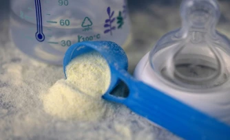 Nestlé, accusé d'avoir tardé à rappeler du lait infantile aprÚs avoir identifié la présence de toxine dans ses produits, a réfuté vendredi les accusations de l'association Foodwatch qui a porté plainte auprÚs du parquet de Paris aux cÎtés de huit familles