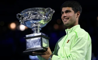 L'Espagnol Carlos Alcaraz celebrates a remporté dimanche à Mebourne son premier Open d'Australie face à Novak Djokovic