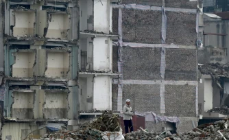 Un immeuble d'habitation démoli dans le cadre de grands travaux décidés par les autorités vietnamiennes pour la capitale Hanoï, le 18 mai 2026