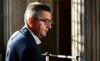 L'ancien maire de Saint-Étienne Gaël Perdriau arrive au palais de justice de Lyon pour la décision en appel dans l'affaire de la sextape, le 10 septembre 2026