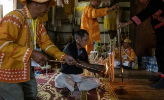 Photo fournie par Luke Duggleby, prise le 10 décembre 2025 et transmise à l'AFP le 25 février 2026, montrant le chef religieux Jaha Satae (c,d), procédant à une cérémonie de purification sur Jawa Jabo (chemise noire), dans le village de Mae Haeng, à Chiang Mai, en Thaïlande