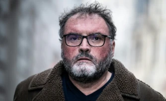 Frédéric Péchier arrive au palais de justice de Besançon le 15 décembre 2025