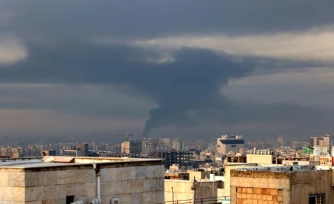 Une colonne de fumée s'élève après une frappe aérienne à Téhéran, le 7 mars 2026 