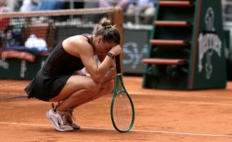 Aryna Sabalenka est désespérée après avoir raté un point, lors de sa défaite contre Diana Shnaider en quart de finale à Roland-Garros, le 3 juin 2026