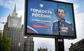 Une affiche sur laquelle on peut lire "La fierté de la Russie" présentant un capitaine de l'armée russe participant à l'offensive en Ukraine, à Moscou le 22 juillet 2025