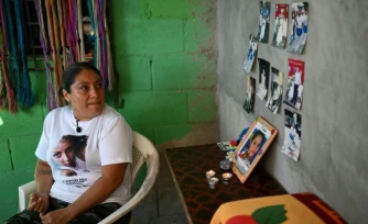 Tomasa Lopez, à côté d'un autel dédié à sa fille Kathya, disparue en 2016 à l'âge de 16 ans, le 20 mars 2026 à Mejicanos, au Salvador