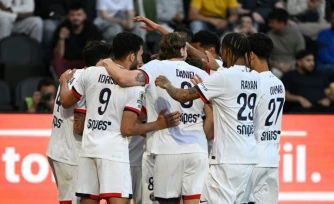 Les joueurs du PSG se congratulent après leur troisième but inscrit par Lucas Beraldo à Angers, le 25 avril 2026