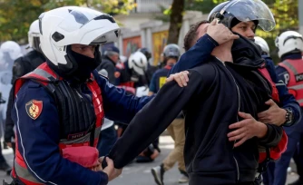 Des policiers arrêtent un manifestant à Tirana, lors d'une manifestation antigouvernementale, le 15 octobre 2026 en Albanie