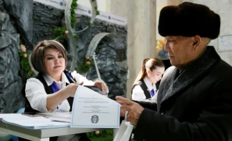 Bureau de vote à Almaty lors du référendum constitutionnel au Kazakhstan, le 15 mars 2026
