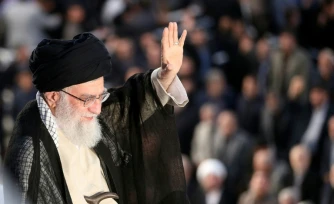 Photo diffusée par le bureau du Guide suprême iranien, l'ayatollah Ali Khamenei, le montrant en train de saluer la foule à Téhéran le 4 juin 2018 