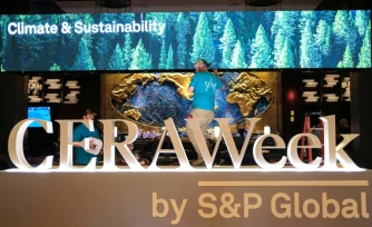 Deux hommes travaillent pour préparer le plus grand rendez-vous mondial des acteurs du pétrole, le 22 mars 2026 à Houston, au Texas
