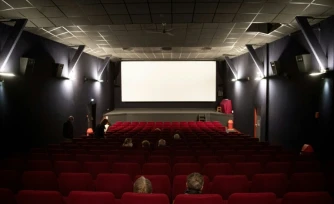 Des spectateurs au cinéma Le Palais de Belle-Ile-en-Mer, le 19 mai 2021