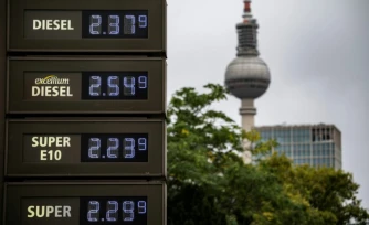 Un panneau affiche les prix du carburant dans une station-service Ă Berlin, le 2 octobre 2026