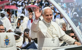 Le pape Léon XIV à bord de la papamobile salue la foule à son arrivée pour célébrer une messe sur l'esplanade de Saurimo, le 20 avril 2026 en Angola