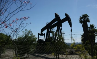 Des pompes à balancier sur le champ pétrolier d'Inglewood à Los Angeles, en Californie, le 17 mars 2026