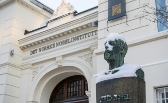 Un buste du Suédois Alfred Nobel devant l'Institut Nobel norvégien à Oslo, en Norvège, le 8 janvier 2026