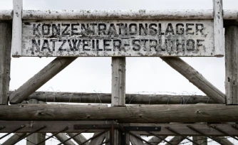 Un panneau annonçant le camp de concentration Natzweiler-Struthof à l'entrée du camp de Natzwiller, dans le Bas-Rhin, le 4 juin 2026