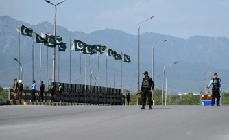 Forces de sécurité sur un pont à Islamabad le 10 avril 2026 avant la tenue de négociations entre l'Iran et les Etats-Unis