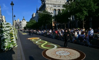 Des tapis de pétales de fleurs dans une rue de Madrid avant la messe célébrée par le pape à Madrid le 7 juin 2026