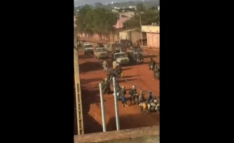 Capture vidéo, extraite d'images UGC vérifiées par l'AFP le 25 avril 2026, montrant des jihadistes armés circulant dans les rues de Kati (Mali), ville natale du général Assimi Goïta, chef militaire du pays