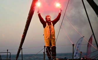 Charlie Dalin arrive en vainqueur du Vendée Globe le 14 janvier 2025 aux Sables-d'Olonne, pulvérisant de neuf jours le record de la course autour du monde en solitaire et sans escale. Le marin a dévoilé depuis qu'il avait réussi cet exploit alors qu'il est atteint d'un cancer