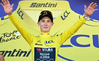 Le Danois Jonas Vingegaard premier maillot jaune de la 113e édition du Tour de France, le 4 juillet 2026 à Barcelone