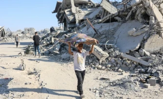 Un enfant dans les ruines du quartier d'al-Tuffah, dans la ville de Gaza, le 27 octobre 2025