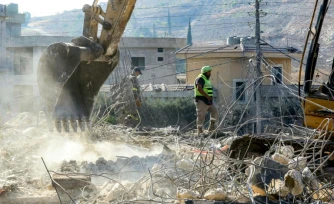 Une pelleteuse dégage les décombres lors que des secouristes recherchent des survivants après une frappe aérienne israélienne nocture sur le village de Kfar Remmane, dans le sud du Liban, le 7 septembre 2026