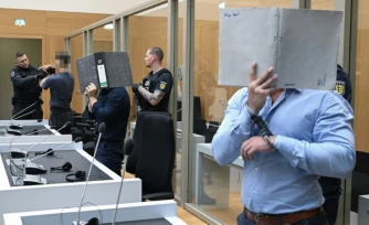(g-d) Trois ressortissants Ukrainiens, Daniil B., Vladyslav T. et Yevhen B., poursuivis pour avoir aidé les services secrets russes à des fins de sabotages à l'explosif, attendent leur verdict au tribunal régional de Stuttgart-Stammheim, dans le sud de l'Allemagne, le 18 août 2026