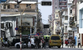 Un feu de circulation hors service en raison d'une nouvelle panne dans le réseau national, le 4 mars 2026 à La Havane, à Cuba 