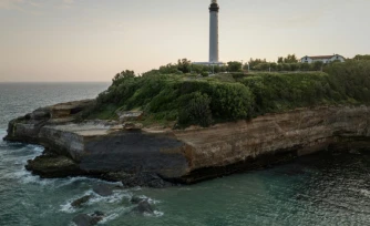 La falaise située face à la plage de Miramar, sous le phare de Biarritz, au lendemain de l'effondrement, le 25 juin 2026