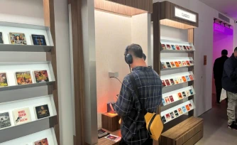 Un client de l'Audible Story House à New York, le 30 avril 2026