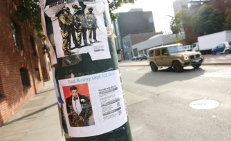 Une pancarte "Bad Bunny says ICE Out" ("Bad Bunny dit dehors l'ICE") sur un lampadaire à l'extérieur d'un événement du Super Bowl à San Francisco, le 7 février 2026