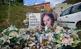 Fleurs et bougies en hommage à Delphine Jubillar devant sa maison à Cagnac-les-Mines, le 6 mars 2025