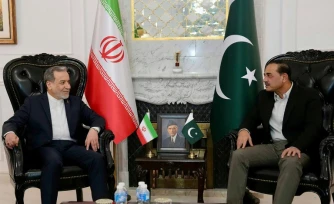 Cette photo diffusée le 25 avril 2026 par le ministère iranien des Affaires étrangères montre le ministre, Abbas Araghchi (G) reçu par le chef de l'armée pakistanaise, Asim Munir (D)à Islamabad 