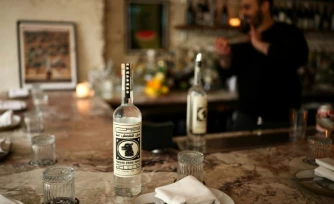 Une bouteille d'aragh sagi, eau-de-vie traditionnelle bannie par l'Iran, produite à Yonkers, dans l'État de New York