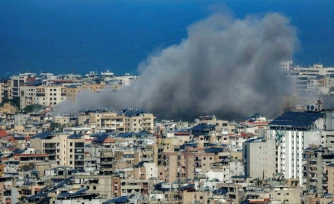 Panaches de fumée au-dessus de la banlieue sud de Beyrouth aprÚs des frappes israéliennes, le 30 mars 2026