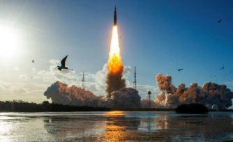 Décollage de la fusée de la mission Artémis 2 emmenant trois astronautes Américains et un Canadien autour de la Lune, au Kennedy Space Center à Cap Canaveral, en Floride, le 1er avril 2026