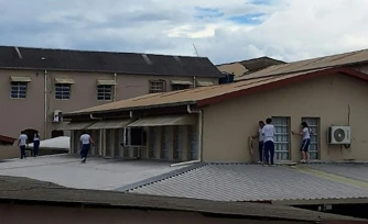 Des élèves de l'Institut Sao José sont réfugiés sur le toit alors qu'un adolescent a ouvert le feu dans l'établissement, à Rio Branco, dans l'Etat amazonien d'Acre, au Brésil, le 5 mai 2026