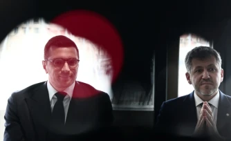 Le président du Rassemblement national Jordan Bardella, à gauche, avec à sa droite le candidat RN à la mairie de Marseille Franck Allisio, le 6 mars 2025, à Marseille