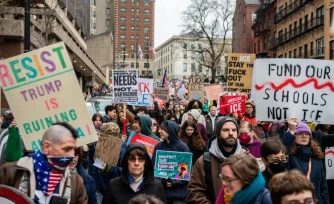 Des personnes manifestent à Boston contre la police de l'immigration le 10 janvier 2026 après la mort d'une femme lors d'une opération à Minneapolis 