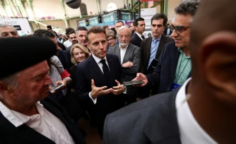 Le président Emmanuel Macron en visite au festival du livre de Paris, le 17 avril 2026
